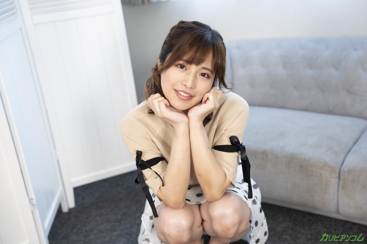 さとみ 出演シーンの視線が印象的なカット