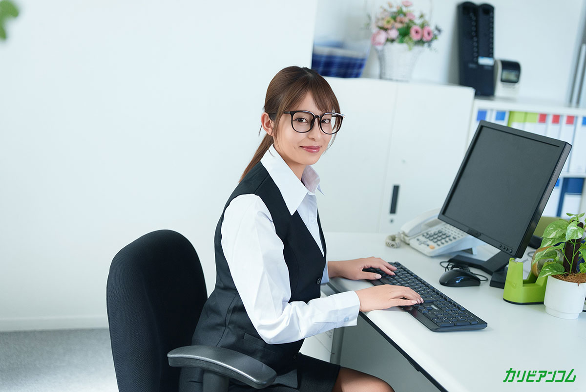 佐倉みこ 出演シーンの視線が印象的なカット